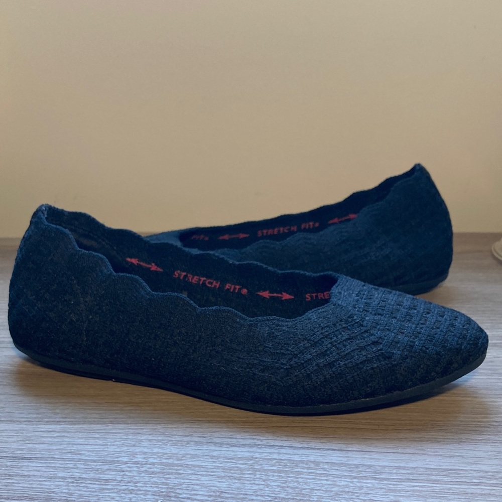 Skechers Black Scalloped Loafers air cooled memory foam stretch fit 6,5